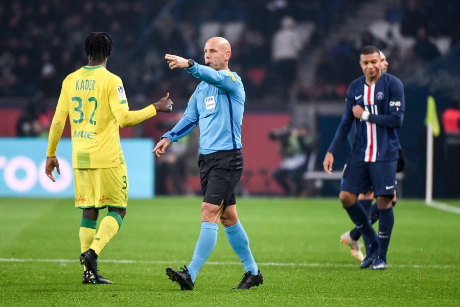 LOSC/PSG - L'arbitre de la rencontre a été désigné, ses statistiques : beaucoup de jaunes mais peu de rouges