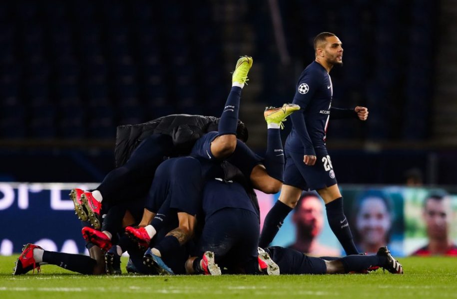 PSG/Dortmund - Kurzawa est venu devant le Parc des Princes pour faire la fête avec les supporters