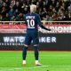 Neymar met un maillot aux enchères pour aider une association