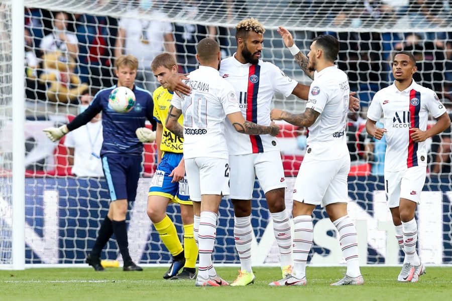 Comme évoqué dans la presse ces derniers jours, Edouard Michut, milieu de 17 ans formé au Paris Saint-Germain qui a déjà attiré l'intérêt de certains des plus grands clubs d'Europe, a signé son premier contrat professionnel à Paris. Le club l'a en effet annoncé officiellement aujourd'hui. "Le Paris Saint-Germain est heureux d’annoncer la signature du premier contrat professionnel d’Édouard Michut. Âgé de 17 ans, le milieu de terrain français est désormais lié au Club jusqu’au 30 juin 2023. (...) Lors de la saison 2019-2020, le natif d’Aix-les-Bains évoluait avec l’équipe U17 des Rouge et Bleu avec laquelle il a joué 19 matches, inscrit 2 buts et délivré 3 passes décisives. Édouard fut le joueur le plus utilisé par l’entraîneur Stéphane Moreau (1658 minutes). Cette saison, Édouard Michut pourra notamment disputer la Coupe Gambardella et l’UEFA Youth League avec l’effectif U19 de la capitale. Le club souhaite à Édouard une carrière professionnelle pleine de succès avec les Rouge et Bleu." Après les décevant départs d'Adil Aouchiche (milieu de 18 ans) et Tanguy Kouassi (défenseur central de 18 ans), cette signature fait beaucoup de bien. C'est un rappel que le PSG peut aussi obtenir l'engagement de Titis très prometteurs. Il faut pour cela qu'ils soient à l'écoute du club, qui doit aussi savoir présenter un bon projet. Ce qui était le cas pour les deux départs de cet été. Mais il vaut mieux ce concentrer sur les joueurs qui restent. Dont ce très prometteur Michut. Reste à espérer qu'il saura rester patient et travailleur pour obtenir sa chance en équipe première et la saisir.