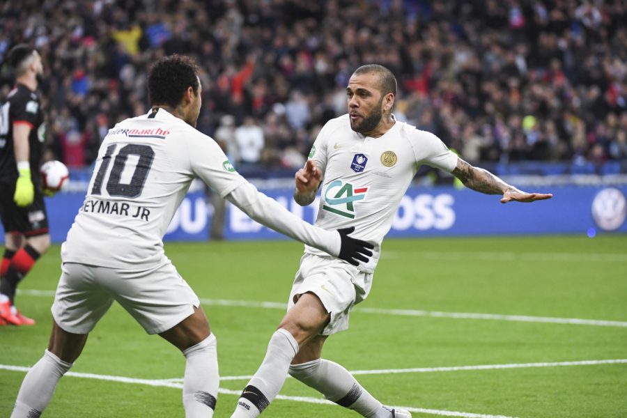 Dani Alves à propos de Neymar « Avoir du succès semble être un crime »