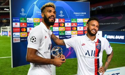 Neymar offre le trophée à Choupo-Moting