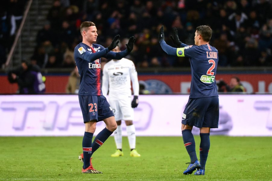 Thiago Silva souhaite un bon anniversaire à Draxler en cachant Meunier