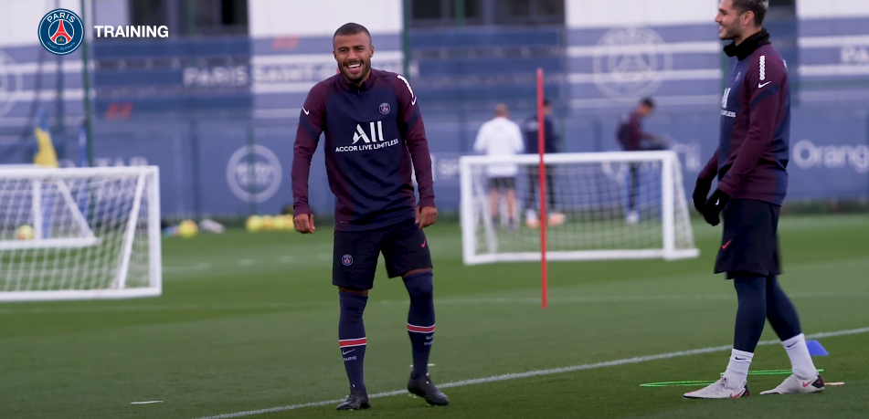 Revivez la première journée d'entraînement de Rafinha au PSG au plus près du Brésilien