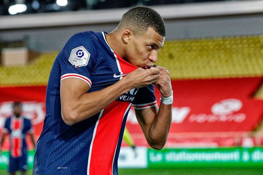 Mbappé embrasse maillot PSG