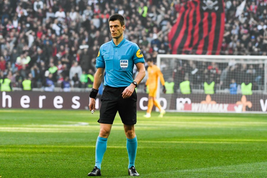 PSG/Rennes - Bastien arbitre du match, beaucoup de jaunes et de rouges