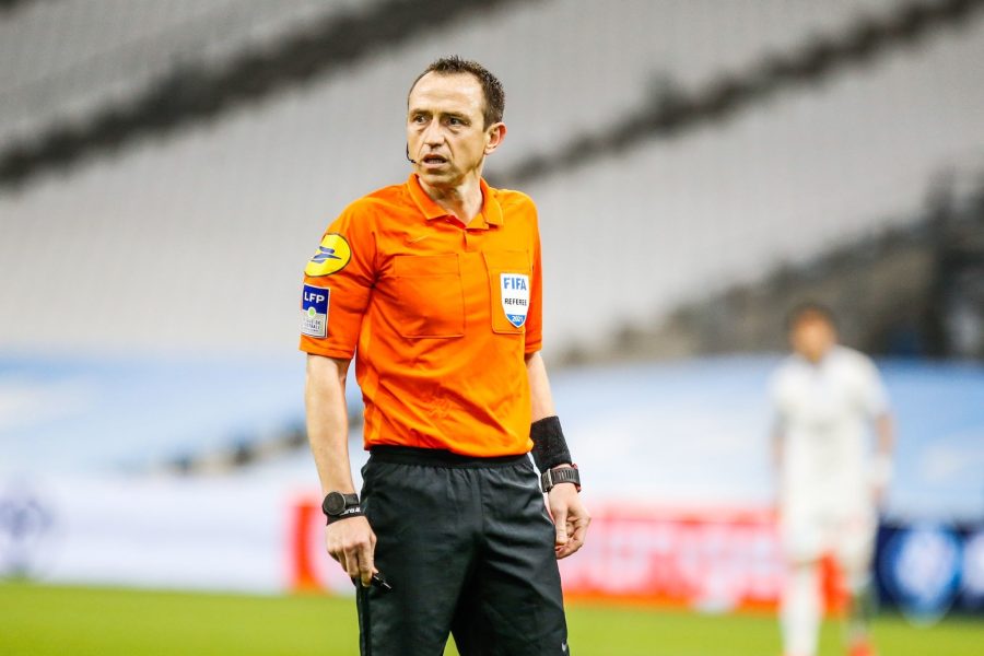 Strasbourg/PSG - Buquet arbitre du match, les cartons jaunes tombent vite