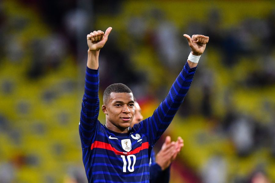 Mbappé tireur de coup-franc avec l'Equipe de France, Roustan valide