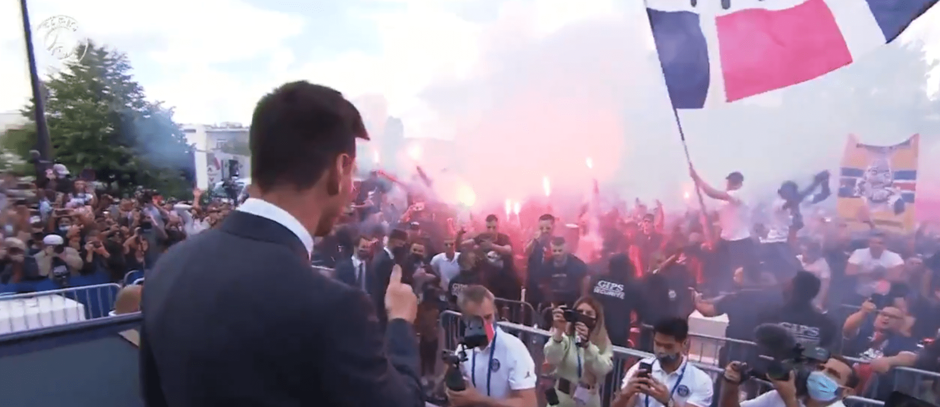 Revivez la rencontre de Messi avec les supporters du PSG devant le Parc des Princes