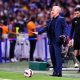 Actuel sélectionneur de l'équipe de France, Didier Deschamps pourrait ensuite revenir sur le marché des entraîneurs. En tant qu'ancien joueur et entraîneur de l'Olympique de Marseille, ce dernier a évoqué la possibilité d'entraîner un jour le Paris Saint-Germain dans l'émission Rothen s'enflamme sur RMC Sport. Deschamps «Je n'ai pas dit que cela ne me poserait pas de problème mais c’est une réflexion» «Aujourd’hui je ne suis pas disponible, je ne suis pas sur le marché. Vous me poserez la question dans un an si l’émission est encore là. Je ne parle pas pour moi, des joueurs ont joué dans les deux clubs (PSG et OM, ndlr), pourquoi un entraîneur ne le pourrait pas. Je n'ai pas dit que cela ne me poserait pas de problème mais c’est une réflexion. Conte a été champion avec la Juventus et l’a été avec l’Inter. Tu vas avoir des ennemis et des amis.» Zinedine Zidane, champion du monde 98 désormais entraîneur, qui est aussi annoncé dans le viseur du PSG, est une icône de la ville de la Marseille, mais n'a jamais joué à l'OM. Malgré cela, sa potentielle venue, est parfois vue comme une mauvaise idée par certains. Pour Didier Deschamps, les choses pourraient peut-être être différente, car même s'il a été joueur et entraîneur de l'OM, il n'est pas rattaché à l'image de la ville. Il a entre-temps, pris la tête de l'équipe de France et a été champion du monde en 2018. Dans ses propos il s'est aussi régulièrement montré impartial et n'entretient plus vraiment de liens avec le club phocéen. Deschamps est davantage vu comme le sélectionneur des Bleus que comme un ancien de l'OM. Ces critères la peuvent donc jouer, si un jour les dirigeants parisiens étaient emmenés à se pencher sur son dossier.