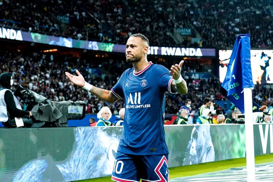 Neymar harangue les supporters.