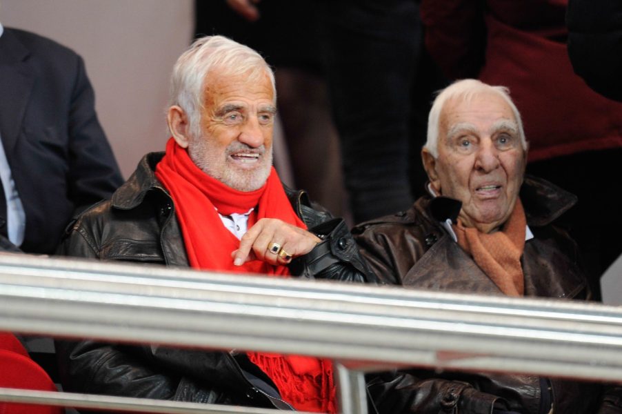 Ce lundi 6 septembre a été marqué par la perte de l'un des plus grands acteurs français, Jean-Paul Belmondo, âgé de 88 ans. Nasser Al-Khelaïfi, président du Paris Saint-Germain, a tenu à rendre un hommage, à celui qui fait partie de ceux à l'origine de la fondation du club dans les années 70. Le dirigeant parisien s'est exprimé par l'intermédiaire du site officiel du PSG.   Nasser Al-Khelaïfi «Le club et les supporters lui seront à jamais reconnaissants» «Jean-Paul Belmondo restera une figure inoubliable du cinéma et de la culture française. Ce formidable comédien adorait le sport et il laissera aussi pour toujours le souvenir de son amour indéfectible pour le Paris Saint-Germain. Le club et les supporters lui seront à jamais reconnaissants d’avoir soutenu le club dans ses premières années afin de l’aider à grandir. À ses enfants, petits-enfants, à toutes celles et ceux qui l’ont aimé, le club présente ses pensées de réconfort et d’amitié.» Belmondo aura connu le PSG lors de sa naissance et l'a vu grandir saison après saison. Nul doute que les récentes performances du club parisien lui ont donné le sourire, notamment celles sur la scène européenne. Malheureusement, il n'y a pas encore eu ce sacre en Ligue des Champions, qui l'aurait certainement rempli de joie. Mais nul doute que de là où il est désormais, il continuera de suivre avec attention les performances des Rouge et Bleu. La France perd l'un des plus grands acteurs de son histoire et le PSG, l'un de ses premiers supporters. C'est une triste journée, mais il faut espérer que cette saison, le club de la capitale puisse lui rendre le meilleur des hommages en continuant de grandir et en atteignant les sommets.