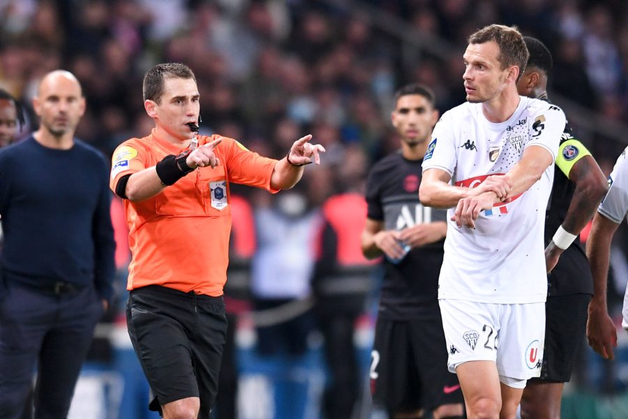 PSG/Lorient - Bastien Dechepy arbitre du match, peu de jaunes mais des rouges