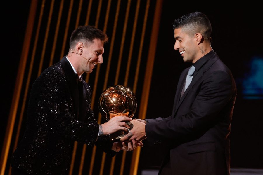 7 chèvres d'or devant la Tour Eiffel en hommage à Messi