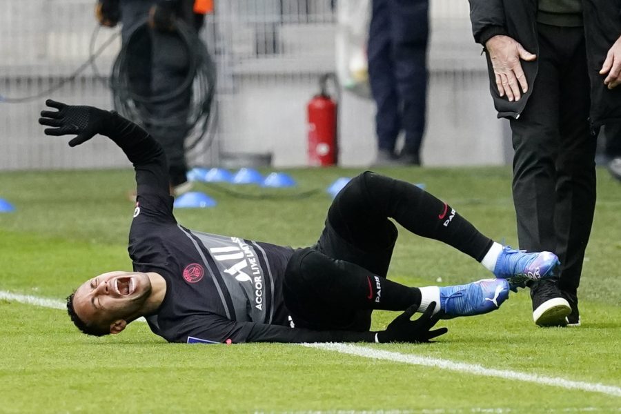 Neymar a quitté Geoffroy-Guichard avec des béquilles