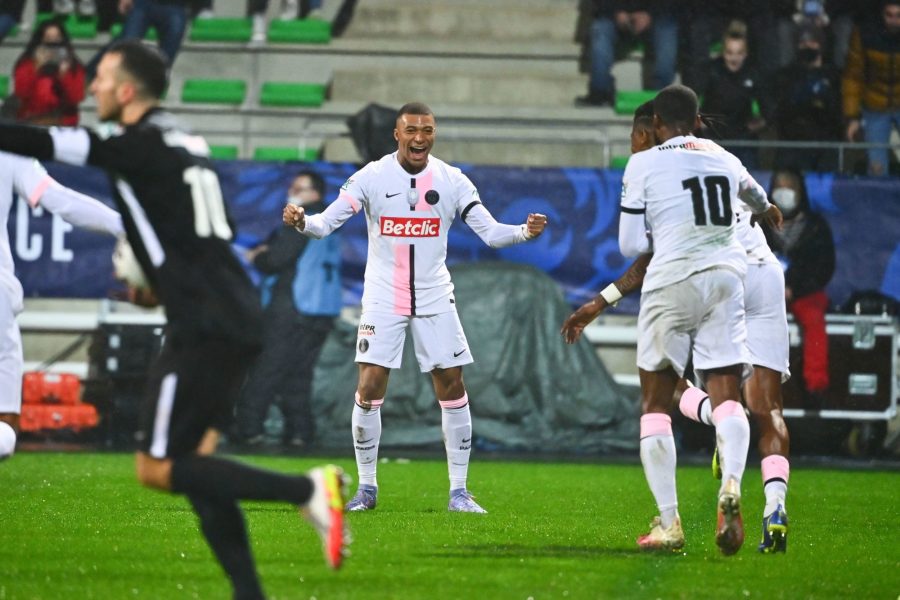 Mbappé «marque trois buts, il est là, il est présent...», se réjouit Favard