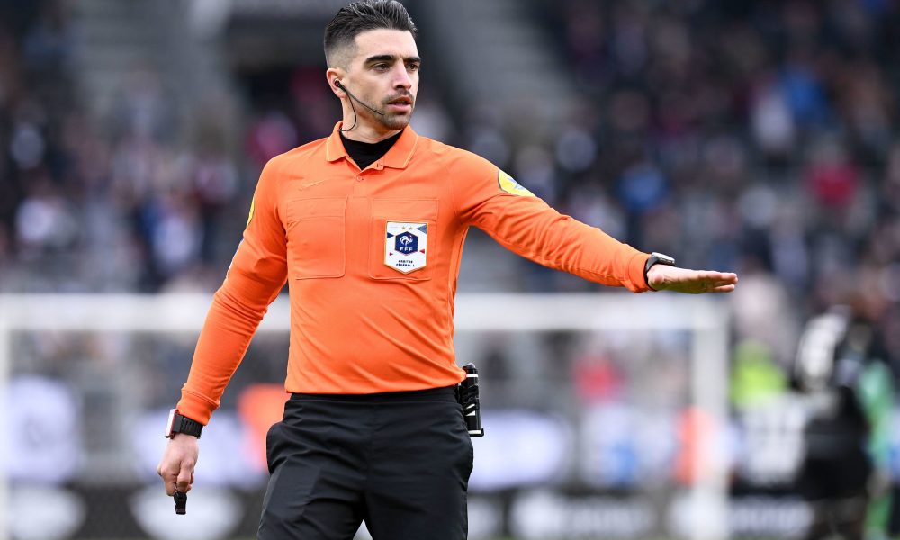 PSG/Ajaccio - Gaillouste arbitre du match, peu de jaunes mais des rouges