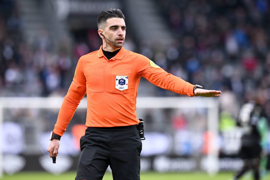 PSG/Ajaccio - Gaillouste arbitre du match, peu de jaunes mais des rouges