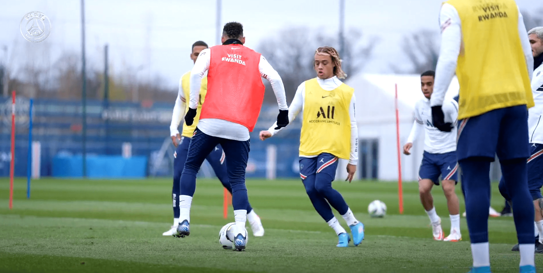 Retrouvez des extraits de l'entraînement de Neymar mardi, avec le groupe et Wijnaldum