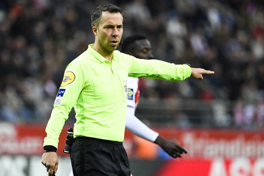 Ajaccio/PSG - Johan Hamel arbitre du match, peu de jaunes mais des rouges