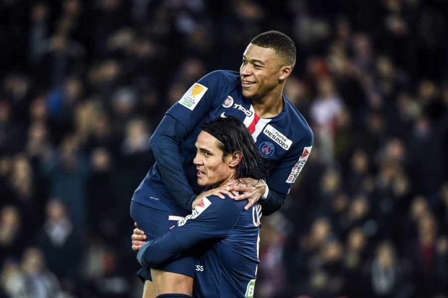 Cavani félicite Mbappé avec "une accolade de buts"