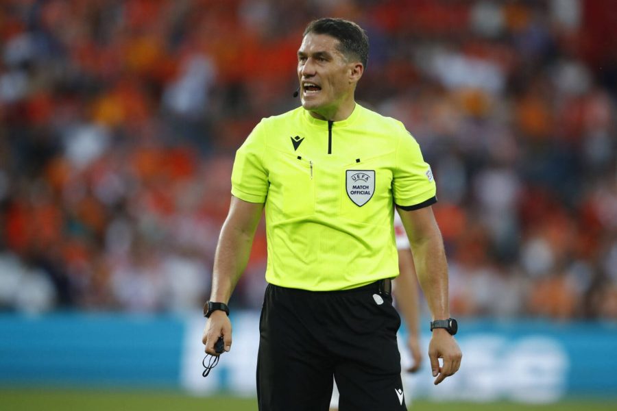 Newcastle/PSG - István Kovács arbitre du match, énormément de cartons jaunes !