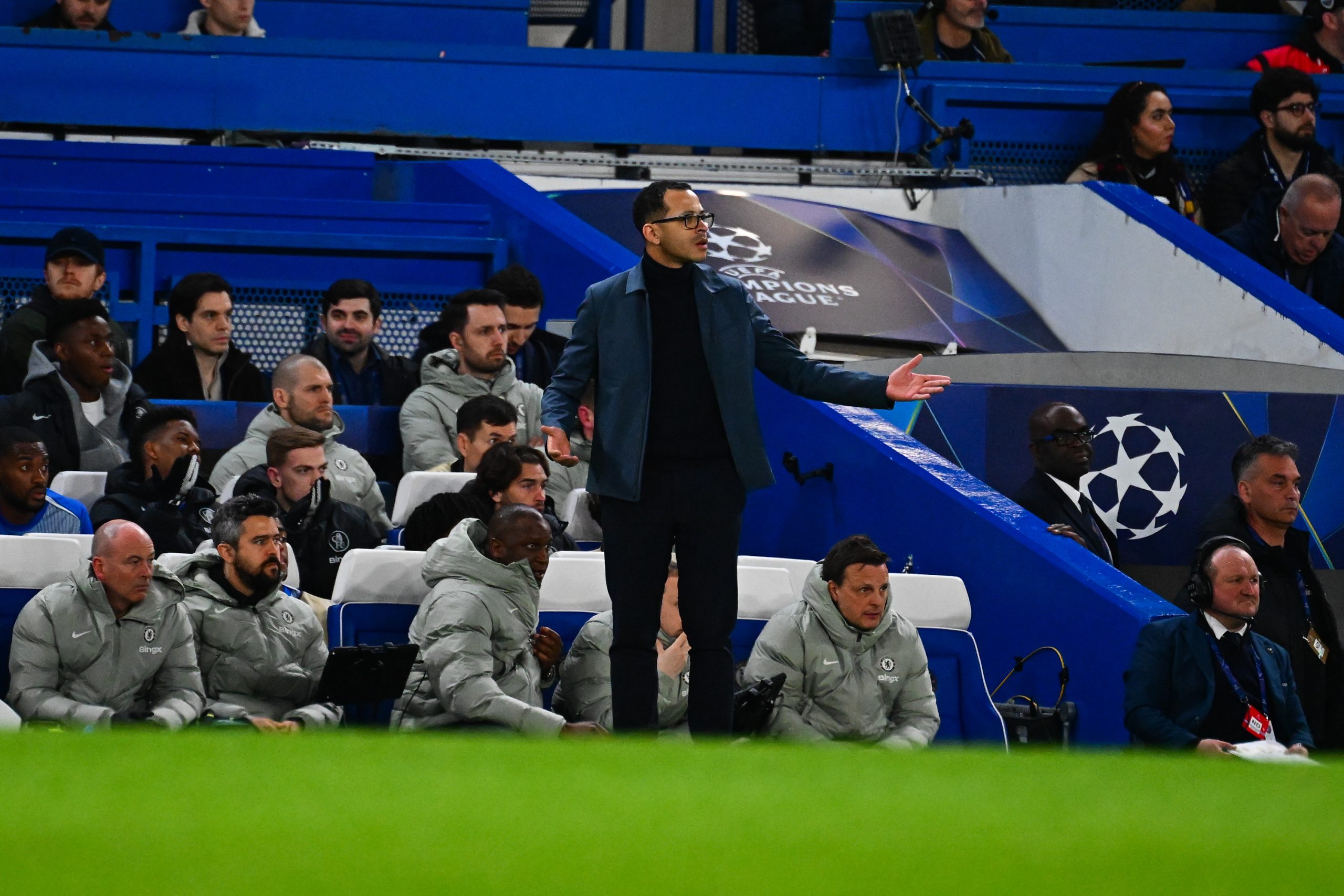Le Paris Saint-Germain et Chelsea s'affrontaient ce mardi &agrave; Stamford Bridge dans le cadre des 8es de finale retours de la Ligue des Champions 2025-2026 (retour le 17 mars). Une rencontre qui s'est termin&eacute;e avec une victoire parisienne 0-3 (r&eacute;sum&eacute; vid&eacute;o Chelsea/PSG, 8-2 au cumul&eacute;, quart de finale &agrave; jouer contre Liverpool ou le Galatasaray). Apr&egrave;s ce match, le coach de l'&eacute;quipe anglaise Liam Rosenior s'est exprim&eacute; au micro de Canal+/en conf&eacute;rence de presse.