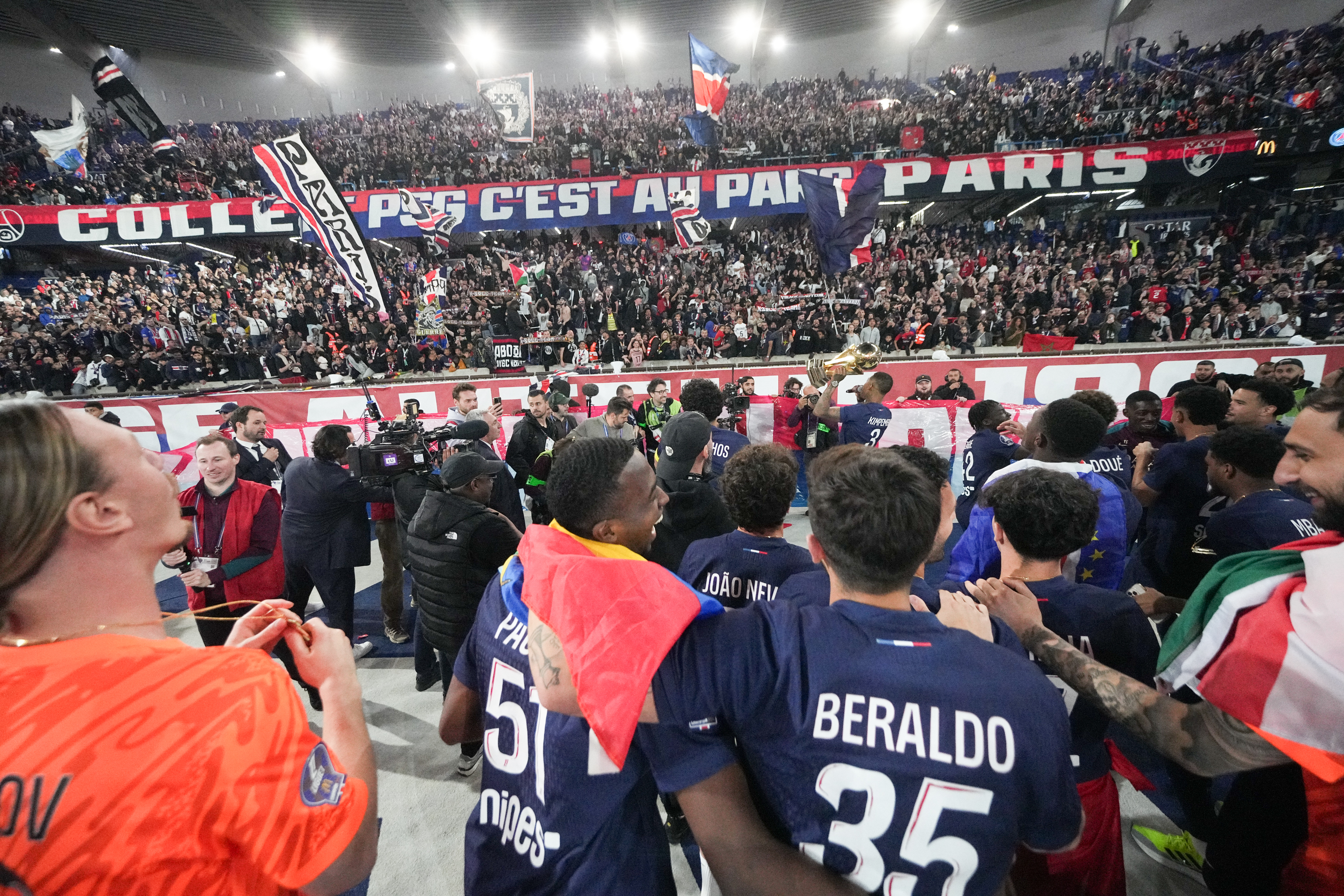 PSG/Auxerre - Revivez la victoire et les célébrations auprès des joueurs parisiens