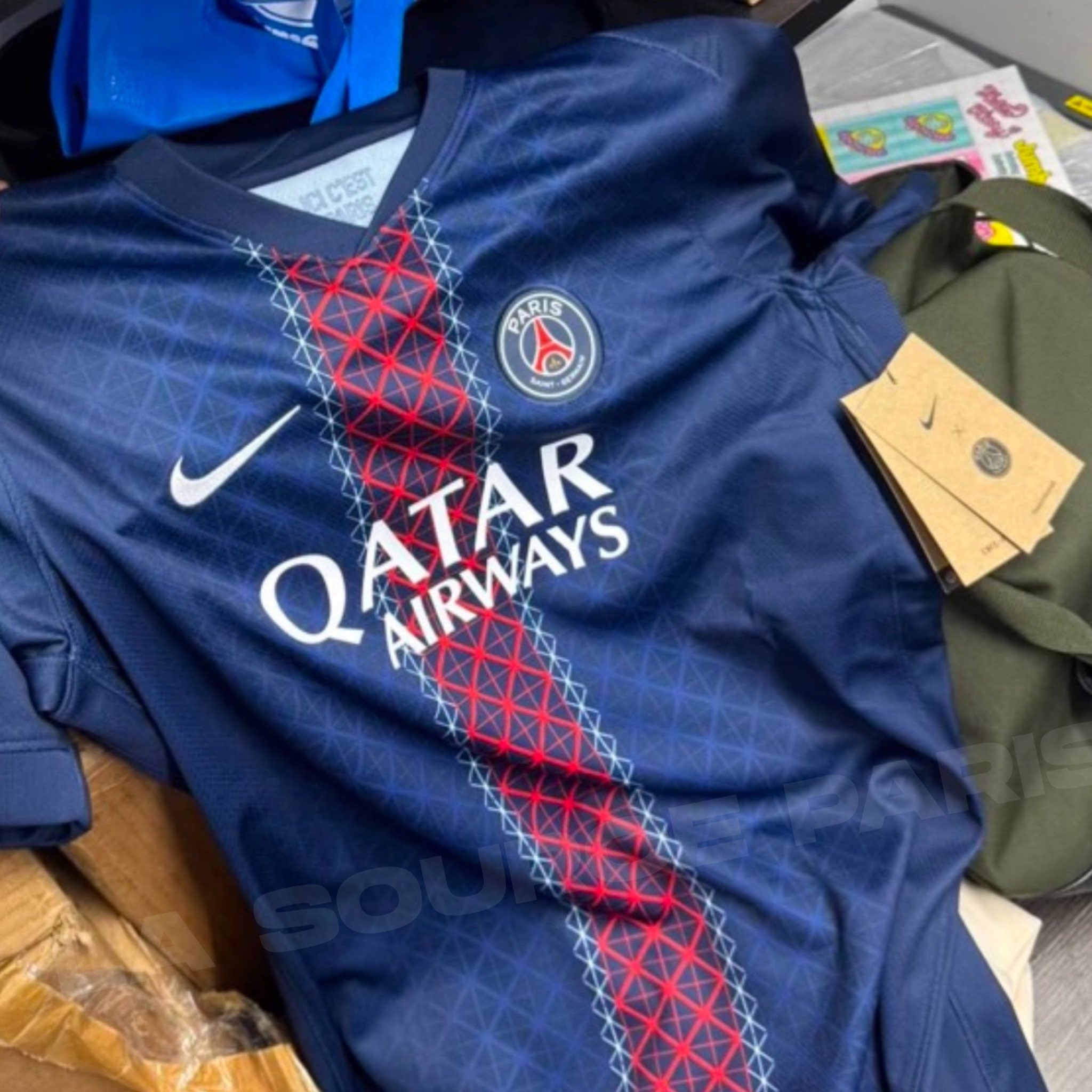 Le maillot domicile 2025-2026 du PSG dévoilé en photo !