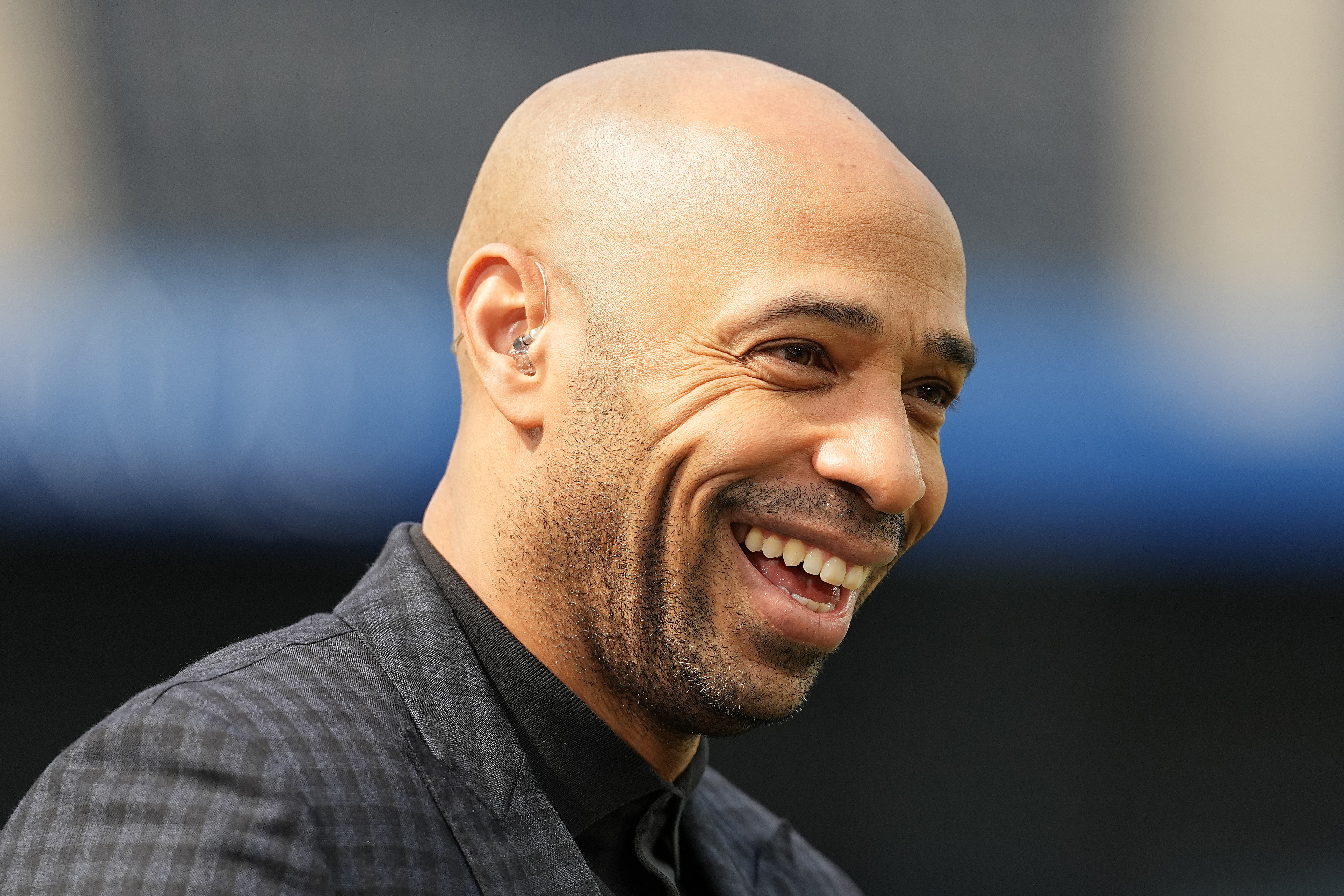 Sur le plateau de la chaîne américaine CBS Sports Golazo, Thierry Henry, champion du monde 1998 a tenu à saluer l’impact du Paris Saint-Germain depuis l’arrivée des investisseurs qataris. Il met en lumière la transformation profonde du club parisien, tant au niveau de son image que de la sécurité et de l’expérience offerte aux supporters au Parc des Princes. Henry "Vous avez tout changé" "Je veux vous dire merci. Vous avez changé la façon dont les gens voient le PSG. Quand j'étais en train de grandir, ça n'était pas le cas. Vous avez tout changé : la communauté, les gens peuvent venir et voir le match convenablement au Parc des Princes ce qui n'a pas toujours été le cas dans l'histoire. J'aimerais que vous ameniez une nouvelle étoile à la France. Je veux que le Paris Saint-Germain remporte la Ligue des Champions parce que cela mettra en lumière ce que vous avez fait et la manière avec laquelle vous l'avez fait. Henry "On n'était pas toujours en sécurité lors des matchs au Parc des Princes" On n'était pas toujours en sécurité lors des matchs au Parc des Princes. Depuis que les qataris sont arrivés, il faut leur donner beaucoup de crédit. Ils en ont fait une zone sécurisée et reconnue. Je suis heureux que Paris soit en position d'apporter une deuxième étoile au football français." Le discours de Thierry Henry montre que le Qatar a pris la mesure de ce qu'il avait entre les mains. À force de travail et de temps, il semble que les investisseurs tirent enfin dans le bon sens. On aimerait que le club rapporte sa première LDC, la première en France depuis 1993 et le rival marseillais. Cela dit, même sans une victoire, le PSG aura trouvé du respect de toute part et clairement, cette équipe ne sera plus regardée de la même façon dans les mois à venir. Il faut garder le cap, continuer à grandir et à étoffer l'effectif, mais plus que jamais, le PSG est sur la bonne voie.