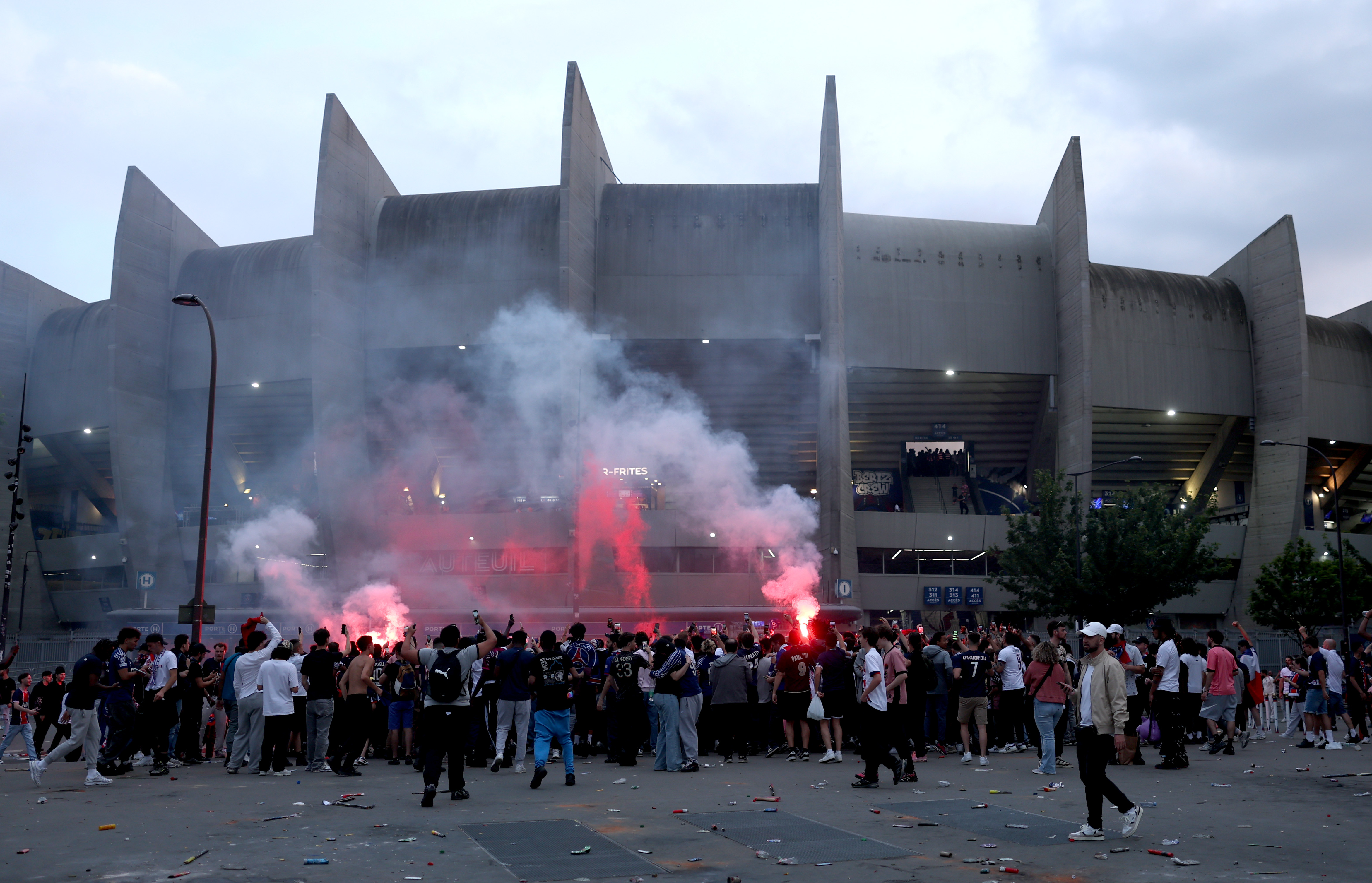 Revue de presse : Le nouveau stade du PSG se précise et Zabarnyi en attente