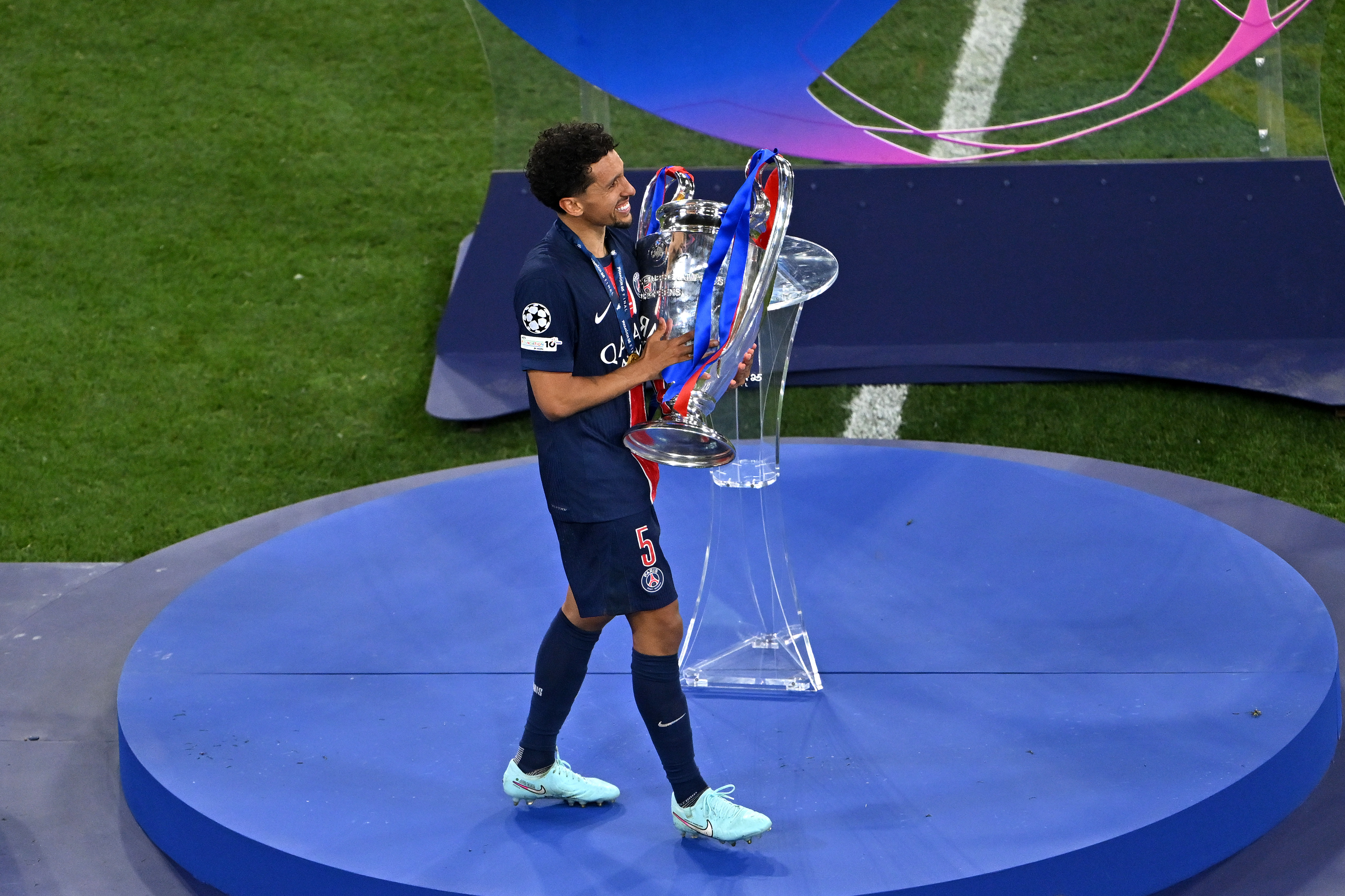 Marquinhos savoure encore et souligne "maintenant, le travail continue"