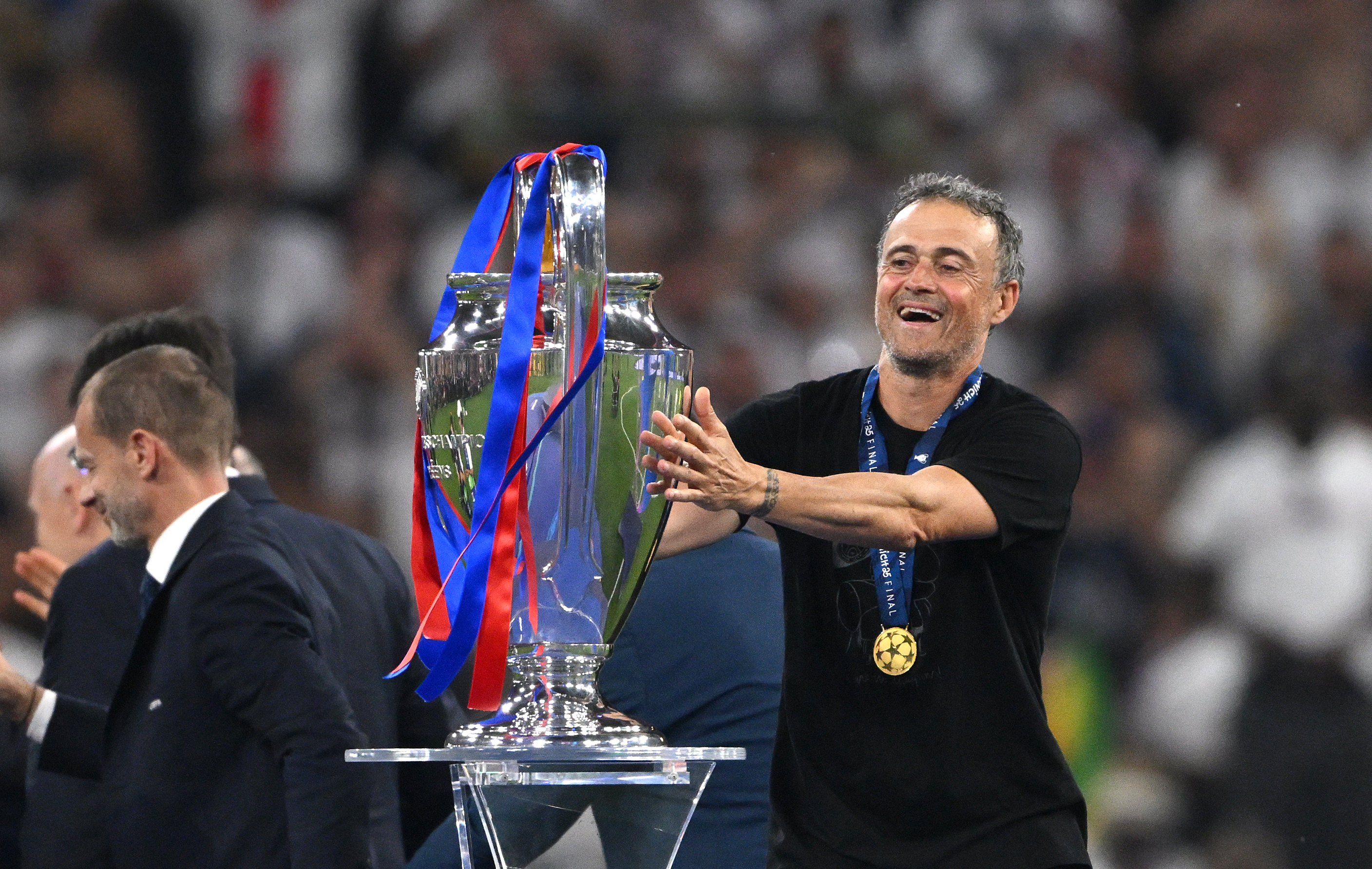 Le chant de Luis Enrique pour les supporters du PSG !