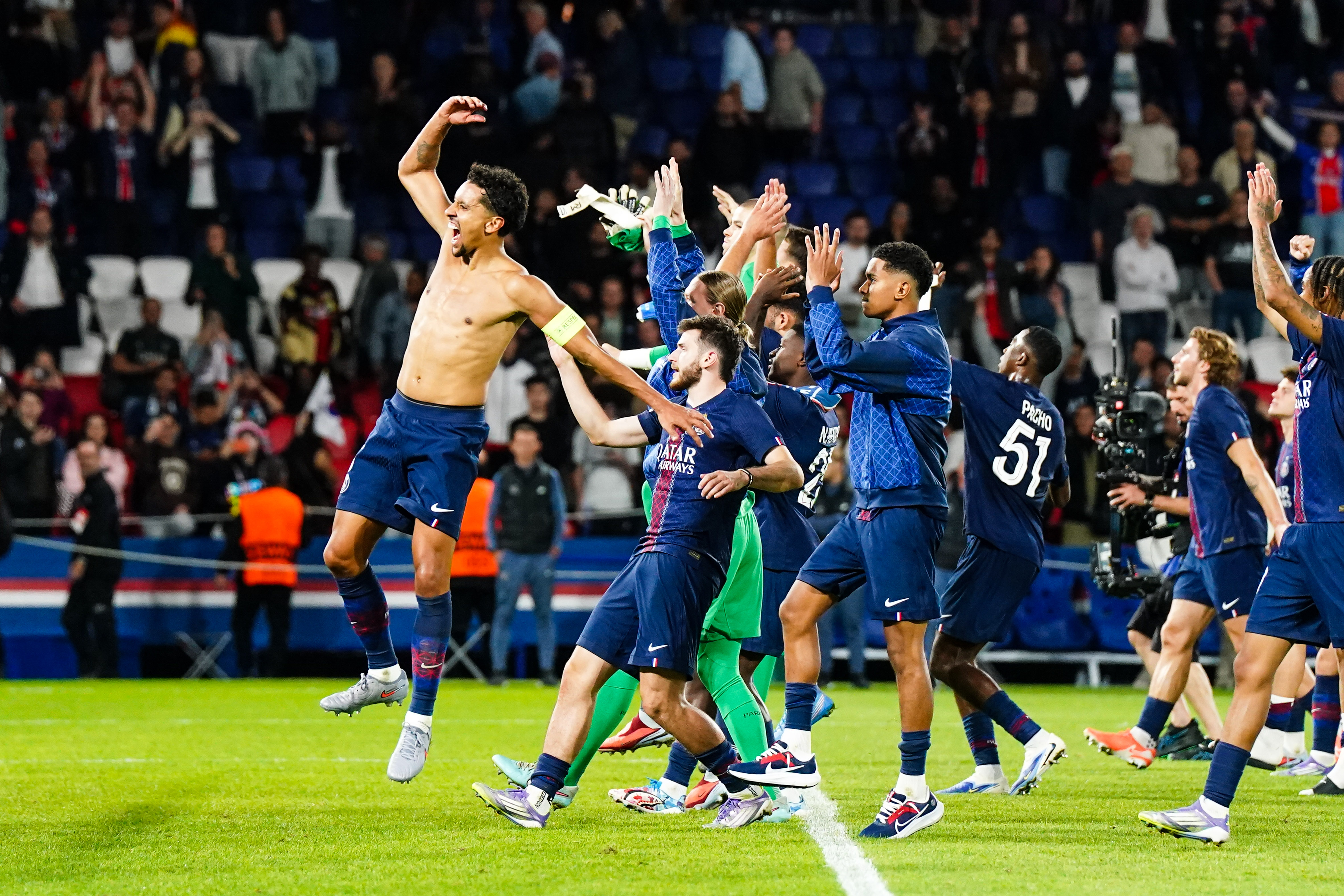 PSG/Atalanta - Revivez la victoire et les buts auprès des joueurs parisiens