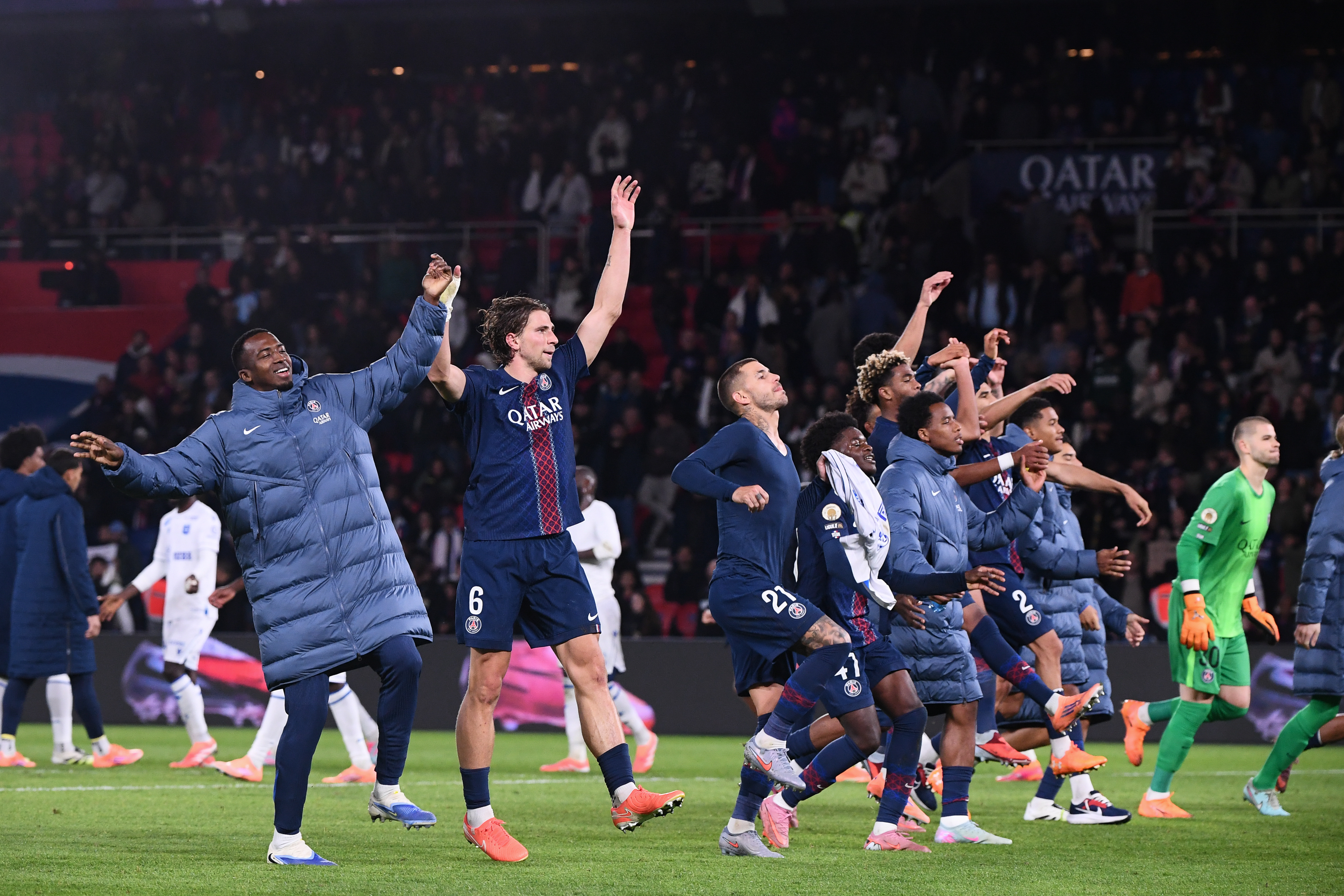 PSG/Auxerre - Revivez la victoire et les célébrations auprès des joueurs parisiens