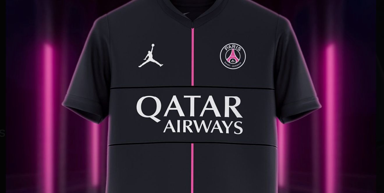 Comme chaque année en début de saison, le maillot fourth du Paris Saint-Germain se dévoile. La Source Parisienne, très fiable à ce sujet, lève le voile sur cette tenue 2025-2026, majoritairement gris très foncé (presque noir d'après l'image) avec du rose. 🚨INFO LA SOURCE | C’est selon moi le plus beau maillot du PSG cette saison, un véritable banger. Voici la tenue Fourth pour cette saison 2025/2026, un gris très foncé avec un soupçon de rose. Merci à @nico__msn pour ton illustration, sortie d’ici la fin d’année. #PSG #NIKE pic.twitter.com/LjbYVttPQX — La Source Parisienne (@lasource75006) September 2, 2025 Tout le monde n'aimera pas et il y aura des amoureux, comme toujours. Certains trouveront qu'il n'est pas original, d'autres vont l'adorer. Le PSG sait y faire désormais. On peut déjà presque annoncer que ce sera une réussite, car il est finalement très sobre, mais le rose permet de lui donner une vraie identité. Ce maillot fourth devient un rendez-vous pour les fans parisiens.
