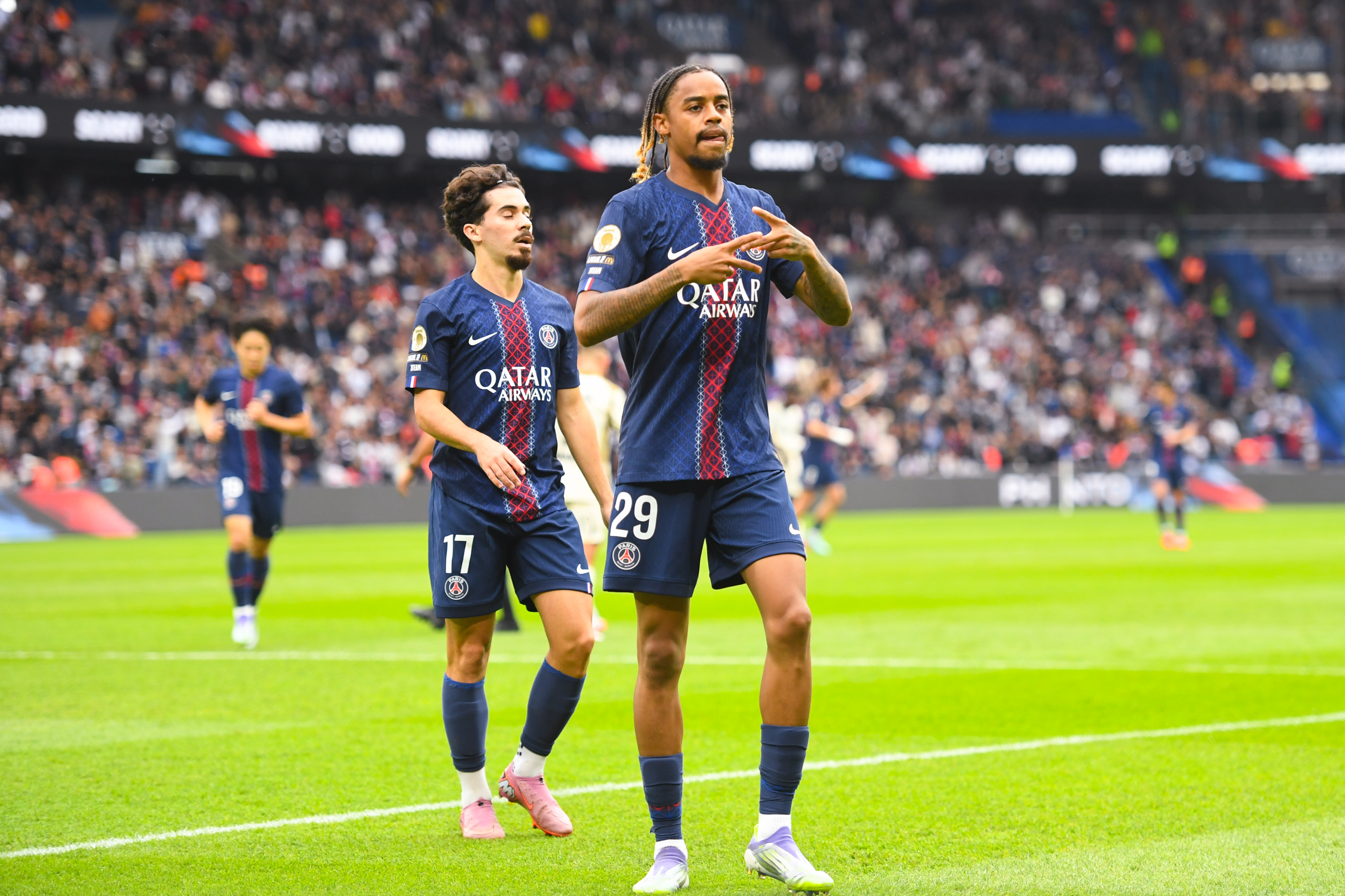 Résumé vidéo PSG/Lens (2-0), doublé de Barcola et vague de blessures
