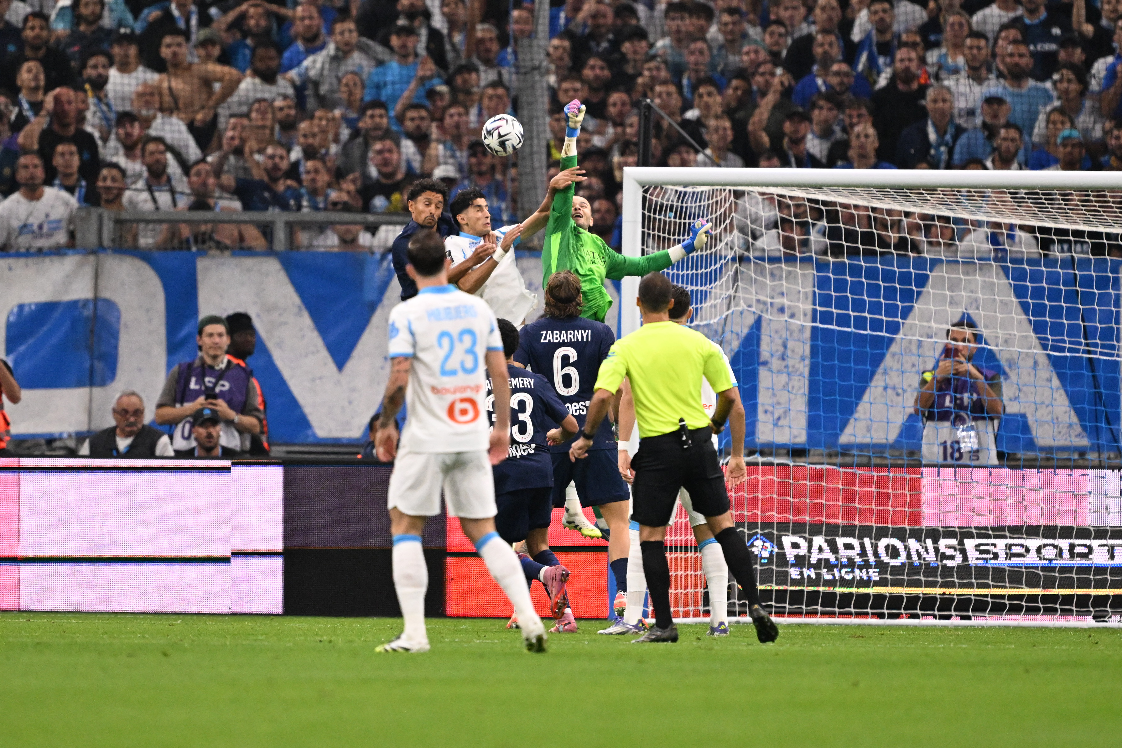 Résumé vidéo OM/PSG (1-0), Chevalier se rate et Marseille crée la surprise !