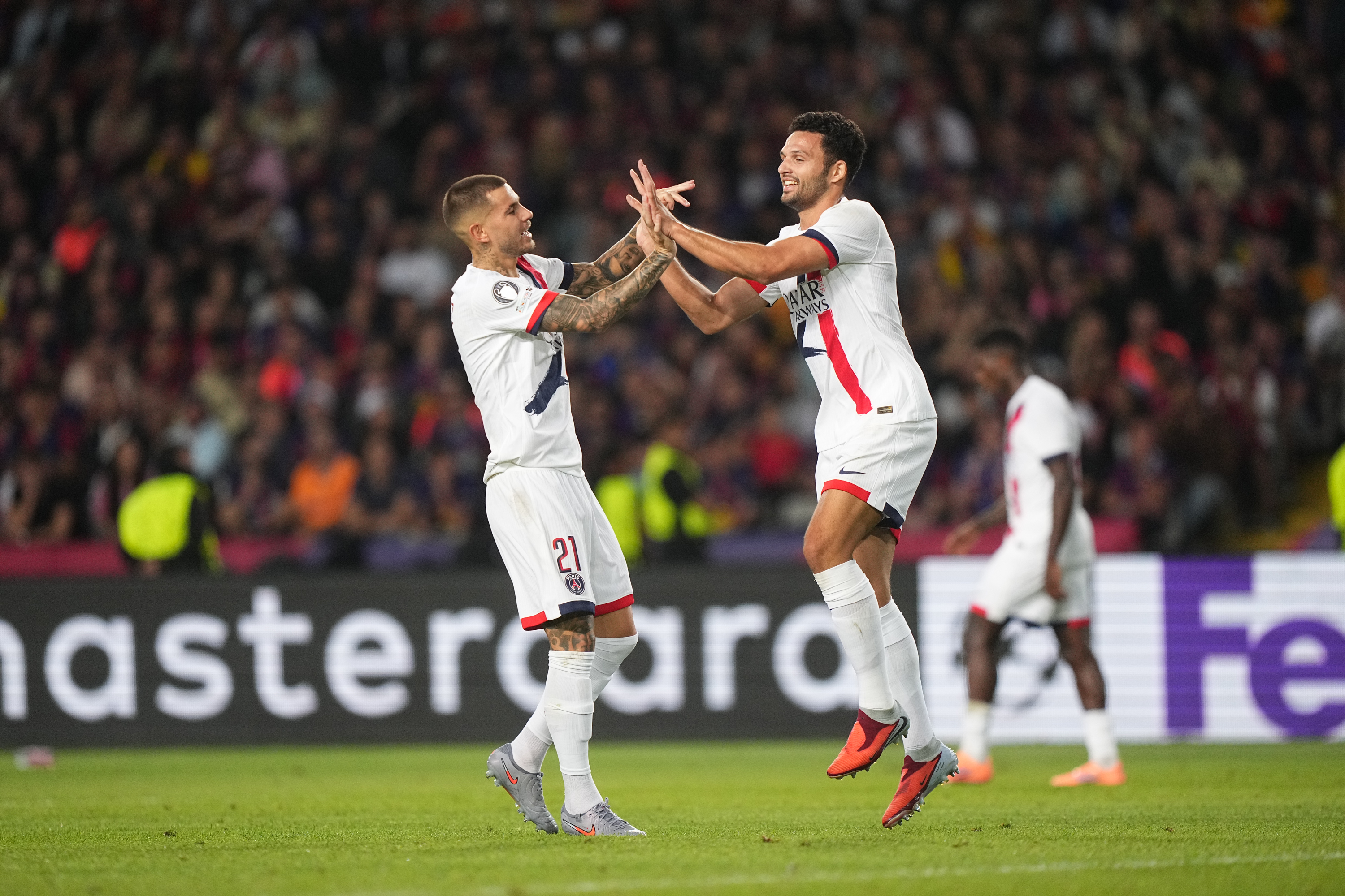 Barcelone/PSG - Ramos renvoie Pedri dans les cordes