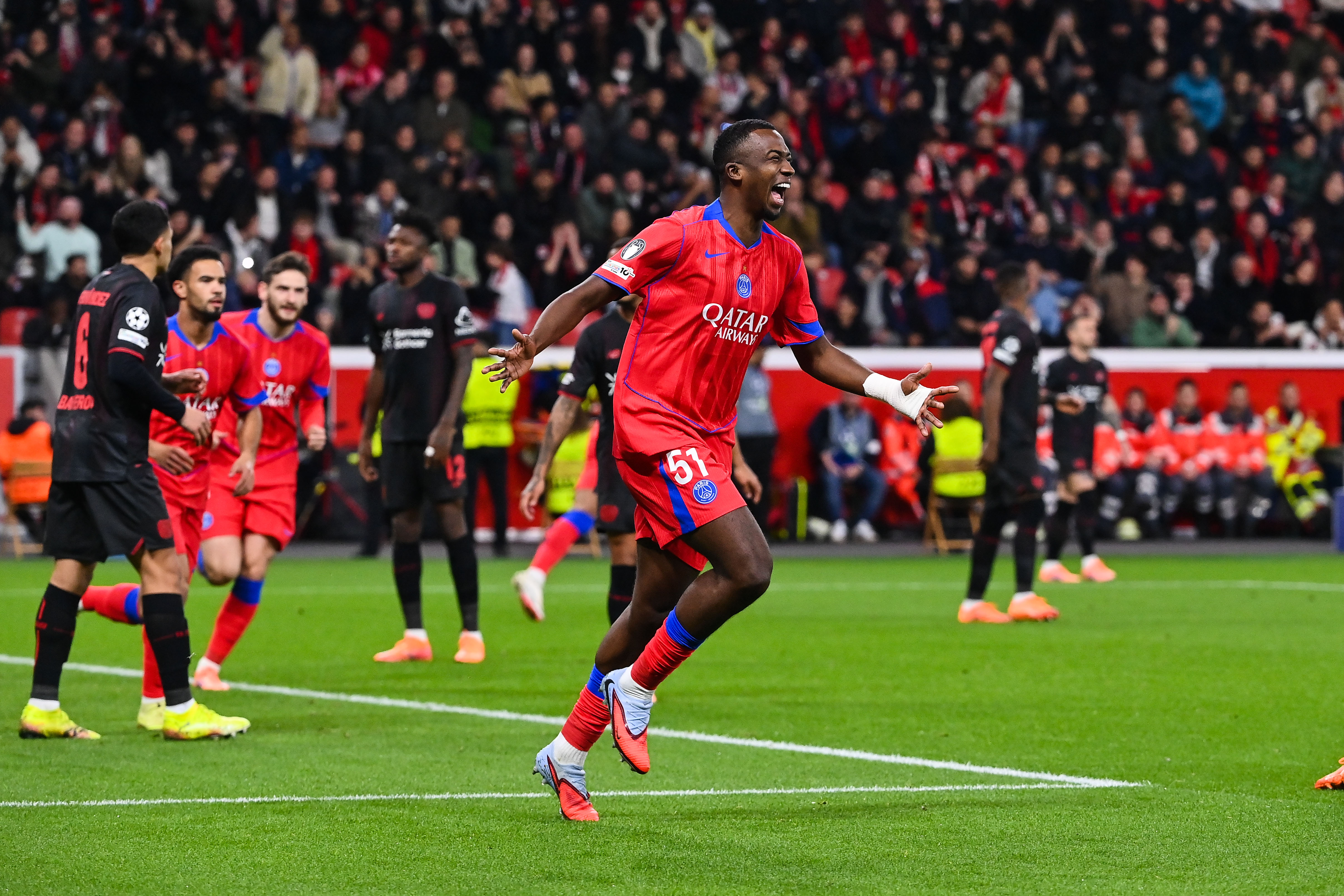 Bayer Leverkusen/PSG - Pacho savoure son 1er but et affiche son ambition