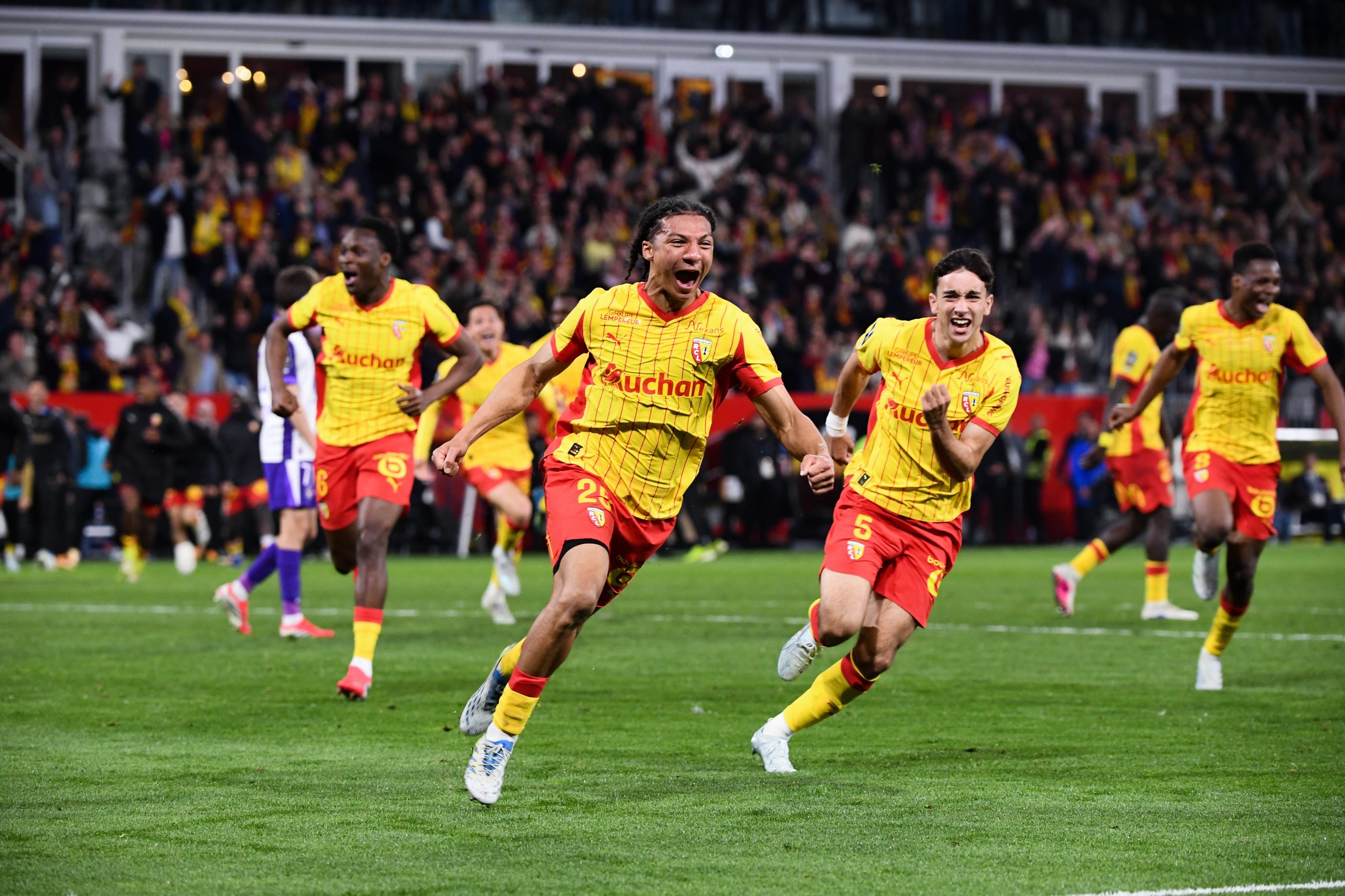 Lens renverse Toulouse et garde le PSG dans son viseur (3-2)