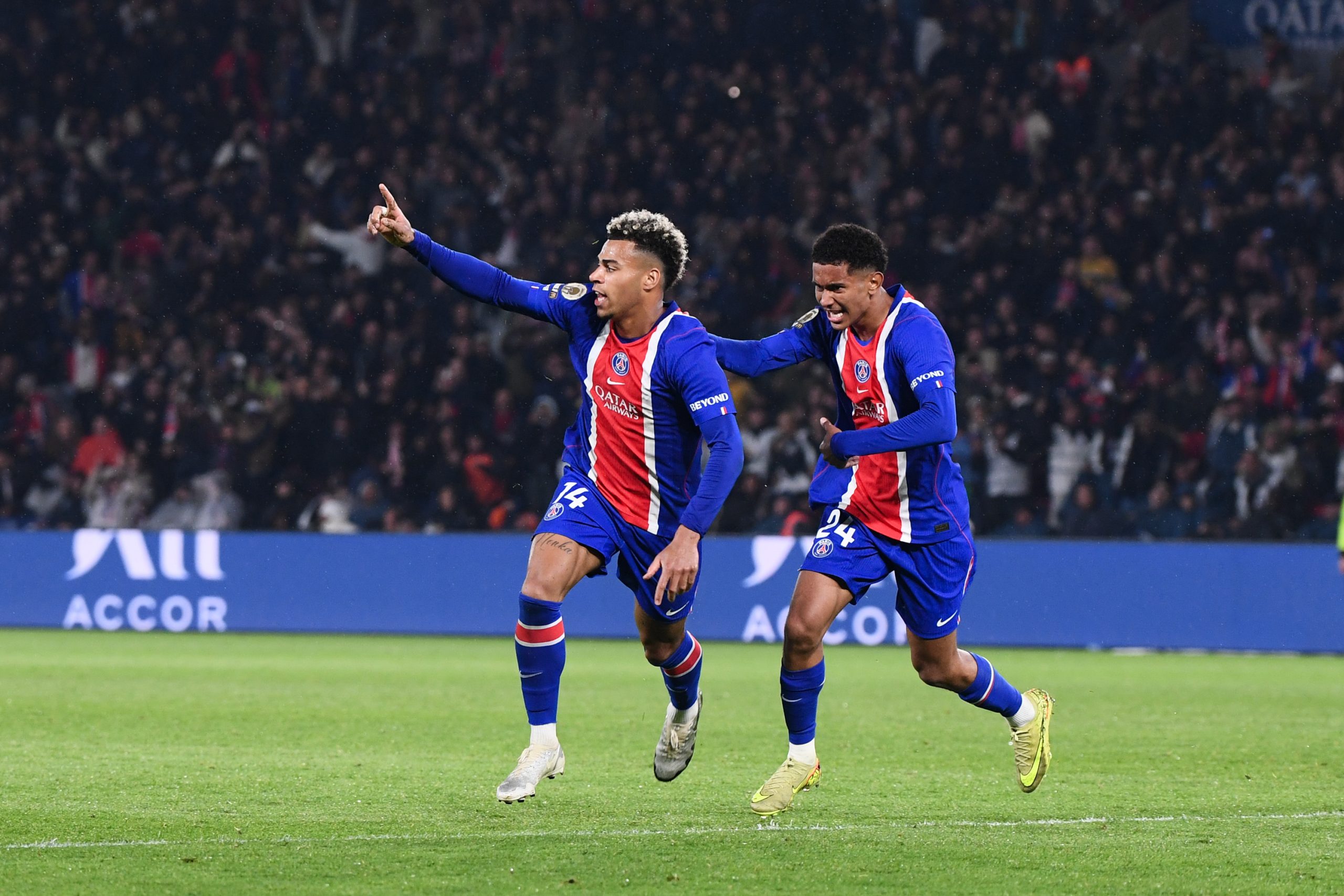 Le Paris Saint-Germain recevait ce dimanche le Stade Brestois dans le cadre de la 33e journ&eacute;e de Ligue 1 (1-0 r&eacute;sum&eacute; vid&eacute;o ici). Au micro de PSG TV, D&eacute;sir&eacute; Dou&eacute;, milieu de terrain Parisien de 20 ans est revenu sur cette victoire.&nbsp; Dou&eacute; &laquo;finir cette saison au Parc des Princes par une victoire, c&rsquo;est super&raquo; &laquo; C&rsquo;est arriv&eacute; vite, mais je suis tr&egrave;s content de faire mon 100e match ici. Il reste bien s&ucirc;r deux matches en Ligue 1, mais de finir cette saison au Parc des Princes par une victoire, c&rsquo;est super. Ce n&rsquo;est jamais facile, il y a de bons joueurs dans toutes les &eacute;quipes en face et quand ils viennent ici, forc&eacute;ment, ils jouent &agrave; 200%. Ce soir on a encore montr&eacute; un tr&egrave;s bon visage. On a &eacute;t&eacute; s&eacute;rieux du d&eacute;but jusqu&rsquo;&agrave; la fin, et on a gagn&eacute; donc c&rsquo;est le principal. &raquo; Une victoire et surtout un titre de champion de France qui s'acte, presque officiellement, pour le PSG. Quatre jours seulement apr&egrave;s le d&eacute;placement &agrave; Munich et la demi-finale retour face au Bayern, Luis Enrique, a &eacute;t&eacute; forc&eacute; de r&eacute;aliser un turn-over afin de reposer ses principaux &eacute;l&eacute;ments. Malgr&eacute; cela, l'&eacute;quipe a su r&eacute;aliser une tr&egrave;s bonne performance en subissant que tr&egrave;s peu d'occasions et surtout en trouvant la faille en toute fin de match. D&eacute;sormais assur&eacute; d'&ecirc;tre champion, le club de la capitale peut savourer ce deuxi&egrave;me troph&eacute;e de la saison. La saison n'est pas finie, mais c'est d&eacute;j&agrave; une belle premi&egrave;re performance pour cette &eacute;quipe qui a pourtant connu des difficult&eacute;s sur le plan physique tout au long de cette &eacute;ch&eacute;ance.