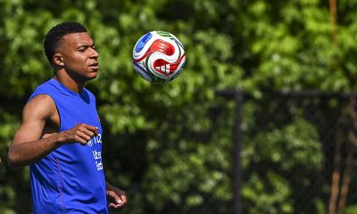 Actuellement aux États-Unis afin de disputer la Coupe du Monde avec l'Equipe de France, Kylian Mbappé, attaquant du Real Madrid âgé de 27 ans, a accordé un entretien au journal Le Parisien. Ce dernier a notamment évoqué son passage au Paris Saint-Germain (2017-2024) et ses relations avec les dirigeants parisiens dont Nasser Al-Khelaïfi. Mbappé "le Paris Saint-Germain et Nasser Al-Khelaïfi ont une place centrale." Si aujourd’hui je suis au Real Madrid et capitaine de l’équipe de France, le Paris Saint-Germain et Nasser Al-Khelaïfi ont une place centrale. À Paris, j’ai eu Luis Campos. Olivier Gagne, son assistant, qui m’a toujours guidé. Avec lui, je parlais vraiment de tout, de la vie, de ma vie privée, du foot… C’est un des rares dans le milieu avec qui j’ai autant échangé. Bien sûr, il y a les coachs. Et le président Nasser, aussi ! Tout le monde ne retient que la fin, ce qui est normal parce que partir du PSG, c’est quasiment impossible. Je savais qu’en partant, je finirais dans cette situation. Mais avant tout ça, je ne peux pas mentir, il a fait beaucoup de choses pour ma famille et pour moi. Mbappé "je n’ai aucun problème et scrupule à aller jusqu’au bout." Quand j’ai un conflit avec quelqu’un et que je pense mériter de le gagner, je n’ai aucun problème et scrupule à aller jusqu’au bout,. Mais il ne faut pas tout confondre : Nasser est quelqu’un que j’estime. C’est le club dans lequel je suis resté le plus longtemps (2017-2024), je ne peux pas faire comme si ça n’avait pas existé. Ce n’est pas possible et ce n’est pas ce que je suis." Kylian Mbappé restera un joueur emblématique du PSG mais évidemment pas la légende que certains énonçaient. Le club de la capitale a été propulsé au sommet de l'Europe la saison qui a suivi son départ. S'il garde aujourd'hui de '' bonnes relations '' avec les dirigeants parisiens, il est difficile d'oublier les différentes histoires et déclarations qui ont suivi ou précédé son départ. Le natif de Bondy a passé sportivement un cap au sein de l'équipe parisienne, puisqu'il a pu côtoyer d'immense stars et surtout évoluer au plus haut niveau européen. De toutes évidences en aillant passé sept années au sein d'un seul et même club, il ne peut qu'avoir du respect pour ce dernier. Mais force est de constater que pour un supporter du PSG, il est très difficile aujourd'hui de garder de la sympathie pour l'ancien numéro 7.