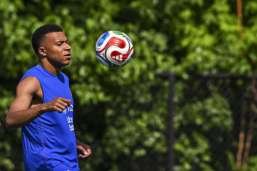 Actuellement aux États-Unis afin de disputer la Coupe du Monde avec l'Equipe de France, Kylian Mbappé, attaquant du Real Madrid âgé de 27 ans, a accordé un entretien au journal Le Parisien. Ce dernier a notamment évoqué son passage au Paris Saint-Germain (2017-2024) et ses relations avec les dirigeants parisiens dont Nasser Al-Khelaïfi. Mbappé "le Paris Saint-Germain et Nasser Al-Khelaïfi ont une place centrale." Si aujourd’hui je suis au Real Madrid et capitaine de l’équipe de France, le Paris Saint-Germain et Nasser Al-Khelaïfi ont une place centrale. À Paris, j’ai eu Luis Campos. Olivier Gagne, son assistant, qui m’a toujours guidé. Avec lui, je parlais vraiment de tout, de la vie, de ma vie privée, du foot… C’est un des rares dans le milieu avec qui j’ai autant échangé. Bien sûr, il y a les coachs. Et le président Nasser, aussi ! Tout le monde ne retient que la fin, ce qui est normal parce que partir du PSG, c’est quasiment impossible. Je savais qu’en partant, je finirais dans cette situation. Mais avant tout ça, je ne peux pas mentir, il a fait beaucoup de choses pour ma famille et pour moi. Mbappé "je n’ai aucun problème et scrupule à aller jusqu’au bout." Quand j’ai un conflit avec quelqu’un et que je pense mériter de le gagner, je n’ai aucun problème et scrupule à aller jusqu’au bout,. Mais il ne faut pas tout confondre : Nasser est quelqu’un que j’estime. C’est le club dans lequel je suis resté le plus longtemps (2017-2024), je ne peux pas faire comme si ça n’avait pas existé. Ce n’est pas possible et ce n’est pas ce que je suis." Kylian Mbappé restera un joueur emblématique du PSG mais évidemment pas la légende que certains énonçaient. Le club de la capitale a été propulsé au sommet de l'Europe la saison qui a suivi son départ. S'il garde aujourd'hui de '' bonnes relations '' avec les dirigeants parisiens, il est difficile d'oublier les différentes histoires et déclarations qui ont suivi ou précédé son départ. Le natif de Bondy a passé sportivement un cap au sein de l'équipe parisienne, puisqu'il a pu côtoyer d'immense stars et surtout évoluer au plus haut niveau européen. De toutes évidences en aillant passé sept années au sein d'un seul et même club, il ne peut qu'avoir du respect pour ce dernier. Mais force est de constater que pour un supporter du PSG, il est très difficile aujourd'hui de garder de la sympathie pour l'ancien numéro 7.