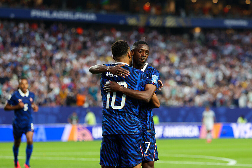 Kylian Mbapp&eacute; et Ousmane Demb&eacute;l&eacute; c&eacute;l&egrave;brent un but France/Irak