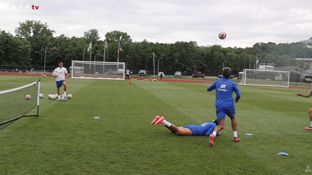 Immersion au sein de l'Equipe de France : tennis-ballon au programme !