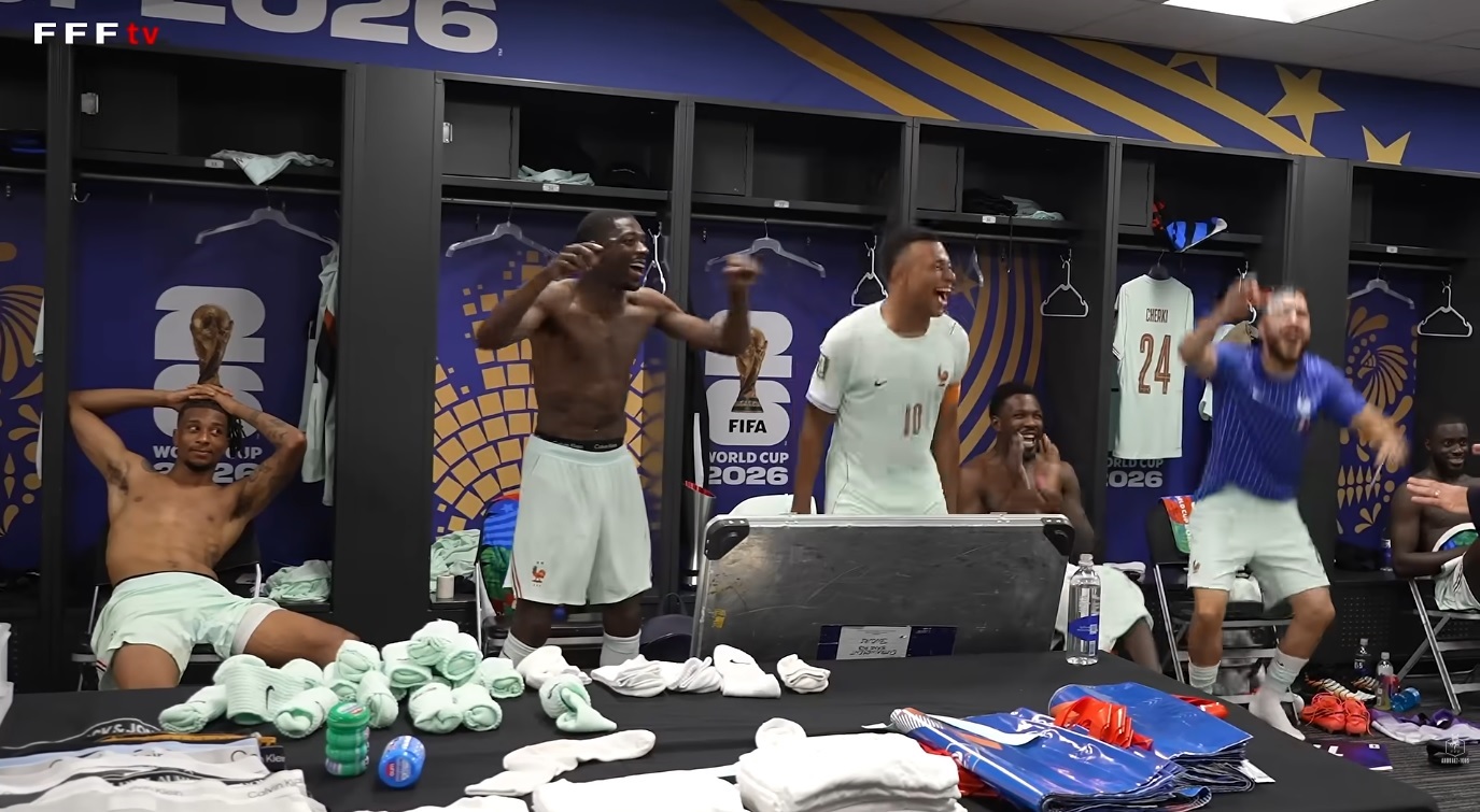 France/Maroc - La joie des Bleus dans le vestiaire apr&egrave;s la qualification