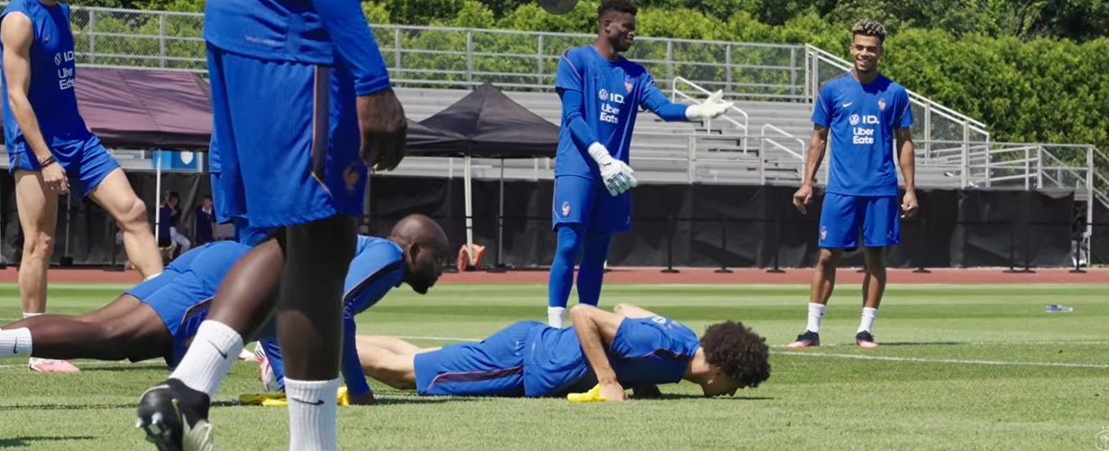 Immersion au sein de l'Equipe de France- Entra&icirc;nement et voyage des Bleus en vid&eacute;o