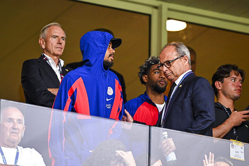 Revue de presse : Calendrier du PSG en LDC et d&eacute;parts de Barcola et Mbaye