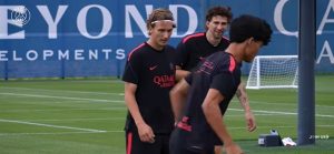 Les premiers pas de Mika Godts au PSG en vid&eacute;o